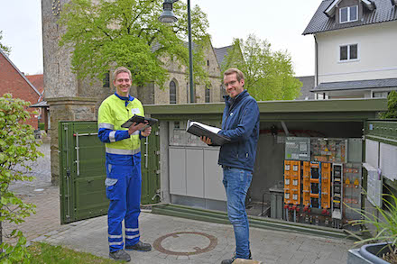 Assetmanager Christian Reeker (links) und André Konermann, Meister Arbeitsvorbereitung und Netz-Digitalisierung, sind mit Ortsnetzstationen wie der am Hotel Sasse in Dreierwalde sehr zufrieden.