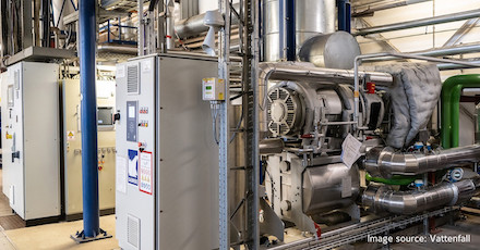 Eine hochmoderne Wärmepumpe von Johnson Controls wird im Heizkraftwerk Berlin-Buch in Betrieb genommen und unterstützt Vattenfall bei der Zielerreichung von CO2-Neutralität.