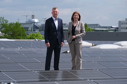 Troester-Geschäftsführer Bernd Pielsticker und enercity-CEO Susanna Zapreva bei der Übergabe der PV-Anlage.