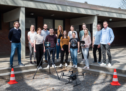 Unter anderem mithilfe einer Drohne stellen Studierende der FH Münster ein 3D-Modell von Sporthalle und Tiefgarage der Gesamtschule Mitte her.