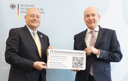 BSI-Präsident Arne Schönbohm (l.) überreicht eines der IT-Sicherheitskennzeichen an LANCOM CTO Christian Schallenberg.
