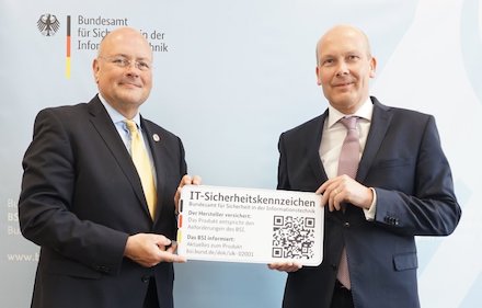 BSI-Präsident Arne Schönbohm (l.) überreicht eines der IT-Sicherheitskennzeichen an LANCOM CTO Christian Schallenberg.
