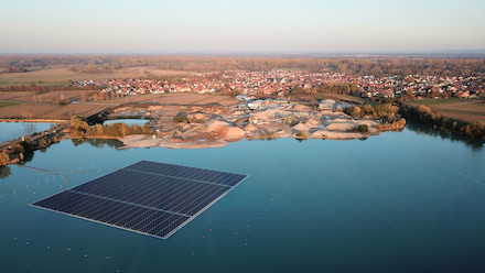 Schwimmende Solaranlage auf dem Baggersee in Leimersheim.