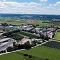 Blick auf Fuchstal mit der PV-Freiflächenanlage und dem kommunalen Windpark.