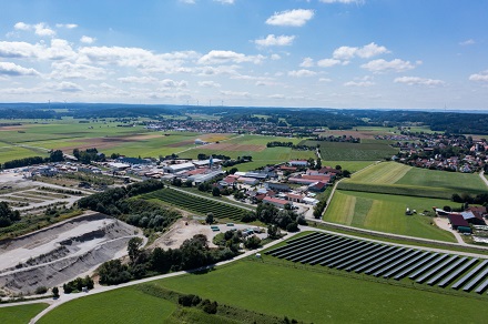 Blick auf Fuchstal mit der PV-Freiflächenanlage und dem kommunalen Windpark.