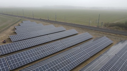 Photovoltaik-Freiflächenanlage Breddin mit Ost-West-Ausrichtung.