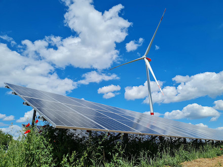 ABO Wind hat jetzt bei der vierten Innovationsausschreibung der Bundesnetzagentur den Tarifzuschlag für zwei Hybridprojekte erhalten, die Photovoltaik und Batteriespeicher kombinieren.