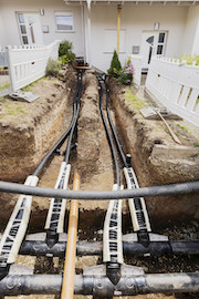 Doppelt verlegt: Das Nahwärmenetz wird als Zweileiternetz ausgeführt. Es gibt eine Vorlaufleitung für heißes Wasser und eine Rücklaufleitung für abgekühltes Wasser.