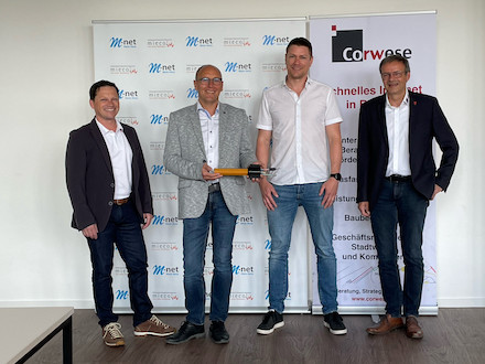 Die Gemeinde Ried hat jetzt einen Kooperationsvertrag mit M-net und miecom über den flächendeckenden Glasfaserausbau unterzeichnet.
