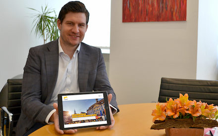 Oberbürgermeister Dominik Sauerteig präsentiert die neue Coburger Website.