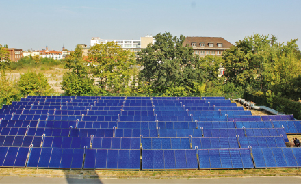 Diese Solarthermieanlage in Berlin dient der Anhebung der Rücklauf­temperatur einer Fernwärmetrasse.