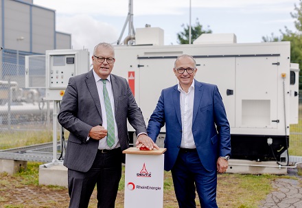 Dieter Steinkamp, Vorstandsvorsitzender der RheinEnergie (l.), und Michael Wellenzohn, Vertriebsvorstand bei Deutz, nehmen den Wasserstoffmotor in Betrieb.