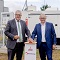 Dieter Steinkamp, Vorstandsvorsitzender der RheinEnergie (l.), und Michael Wellenzohn, Vertriebsvorstand bei Deutz, nehmen den Wasserstoffmotor in Betrieb.