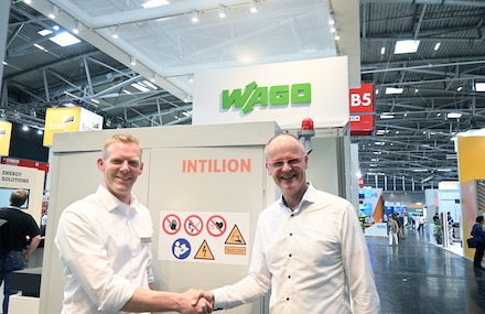 INTILION-Geschäftsführer Dr. André Haubrock (links) und Ulrich Hempen, Vice President Business Unit SOLUTIONS bei WAGO, besiegeln die Zusammenarbeit der Unternehmen.
