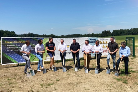 Spatenstich für die zwölf Hektar großen Freiflächen-PV-Anlage.