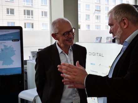 Martin Schallbruch, CEO govdigital eG (links) und Jens Fromm, Gesamtprojektleiter Marktplatz für EfA-Leistungen, govdigital eG beim Zukunftskongress Staat & Verwaltung in Berlin.