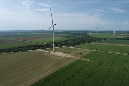 Eine der beiden Anlagen des Windparks Jülich-Bourheim nach der Inbetriebnahme. Zusammen erzeugen sie klimafreundlichen Strom für mehr als 7.700 Haushalte.