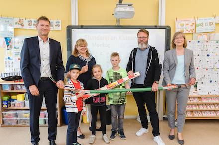 In Rostock wurde jetzt die erste Schule im geförderten Breitbandausbau-Projekt an das Glasfasernetz angeschlossen.