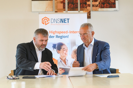 Der eigenwirtschaftliche Glasfaserausbau in der Verbandsgemeinde Arneburg-Goldbeck wird durch eine Kooperationsvereinbarung mit DNS:NET gesichert.