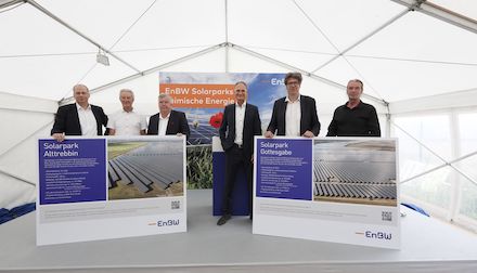 Gruppenfoto von der offiziellen Einweihung der EnBW-Solarpark Alttrebbin und Gottesgabe in Neuhardenberg.