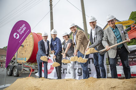 Gemeinsamer Spatenstich für schnelles Internet in der Gemeinde Ebersbach bei Großenhain.