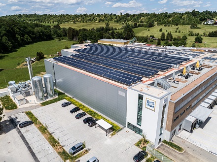 Beeindruckende Technik auf imposantem Areal: Deutschlands aktuell größte Solarthermie-Dachanlage und die neue Energiezentrale einträchtig nebeneinander.