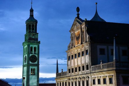 Im Dunkeln ist gut munkeln: Auf die Fassadenbeleuchtung an historischen Gebäuden wie dem Rathaus oder dem Perlachturm wird in Augsburg ab sofort verzichtet.