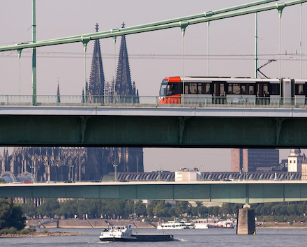 Köln: Bremsenergie der Straßenbahnen liefert Ladestrom für E-Busse.