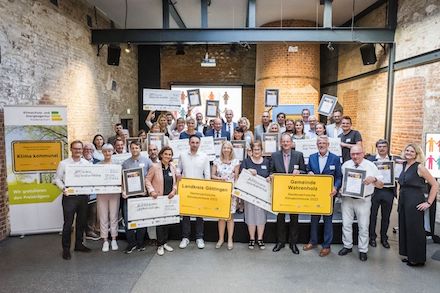 Die diesjährigen Preisträgerinnen und Preisträger des Wettbewerbs Klima kommunal 2022.