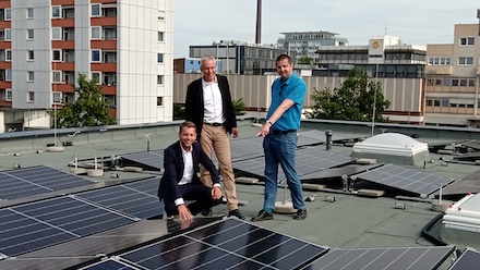 Auf dem Dach einer in der Wolfsburger Innenstadt gelegenen Kita wurde jetzt eine Photovoltaikanlage installiert.