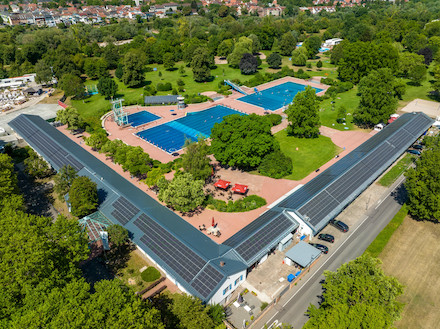 810 Solarmodule auf dem Dach erzeugen nachhaltig Energie für den Betrieb der Wärmepumpe im Heidelberger Tiergartenbad.