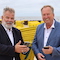 Cuxhavens Kurdirektor Olaf Raffel (links) und Oberbürgermeister Uwe Santjer testen das neue kostenlose WLAN am Strand. 