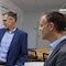 Bremen: Finanzstaatsrat Martin Hagen (l.) zeigt Bundes-CIO Markus Richter bei seinem Besuch in der IT-Garage den Dienstplan aus Legosteinen.