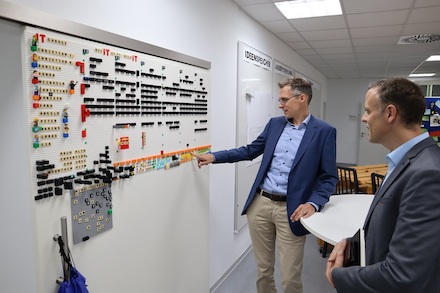 Bremen: Finanzstaatsrat Martin Hagen (l.) zeigt Bundes-CIO Markus Richter bei seinem Besuch in der IT-Garage den Dienstplan aus Legosteinen.