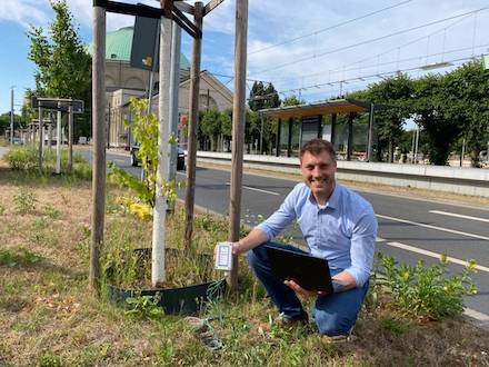 Manuel Kornmayer, Bereichsleiter Öffentliche Grünflächen, präsentiert die neue Sensortechnik zur effizienten Baumbewässerung in Hannover.