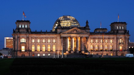 Energiesparmaßnahmen des Bundestags: Reichstagskuppel bleibt nachts künftig dunkel. 
