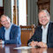 Dr. Tobias Pollmann (l.) und Dr. Raimar Goldschmidt bei der Vertragsunterzeichnung zwischen skbs.digital und der Stadt Braunschweig.