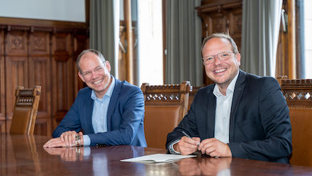 Dr. Tobias Pollmann (l.) und Dr. Raimar Goldschmidt bei der Vertragsunterzeichnung zwischen skbs.digital und der Stadt Braunschweig.