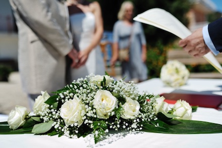 Standesamtliche Sonderleistungen, wie Blumenschmuck oder Trauungen außerhalb des Verwaltungsbüros, werden umsatzsteuerpflichtig.