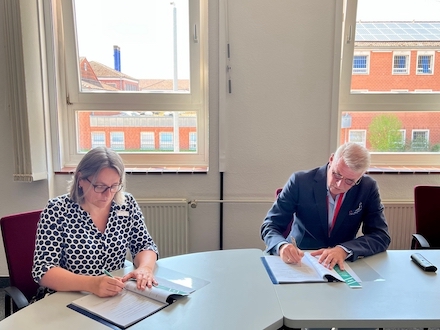 Vertragsunterzeichnung durch Dr. Susanne Jacob, stellvertretende Anstaltsleitung JVA Uelzen, und Markus Schümann, Geschäftsführer Stadtwerke Uelzen.