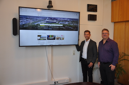 Oberbürgermeister Dennis Weilmann (l.) und Lars M. Vollmering, Leiter des Referats Kommunikation, präsentieren den neuen Internet-Auftritt der Stadt Wolfsburg.