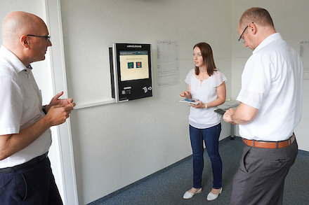 Pforzheim: Die neue digitale Besuchersteuerung der Kfz-Zulassungsstelle wird vorgestellt.