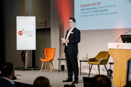 MACH-Vorstand Stefan Mensching heißt die Besucher beim Innovativen Management 2021 willkommen.