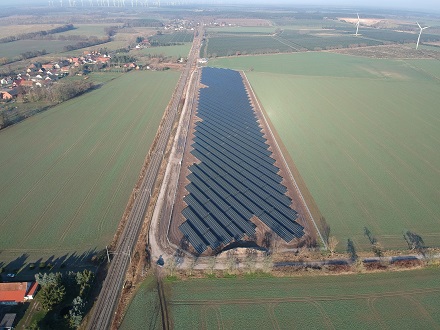 Der 6,8 Megawatt starke Solarpark Zernitz entlang der ICE-Strecke Berlin-Hamburg ist das vierte Solarprojekt, das juwi für die swt entwickelt und realisiert hat.