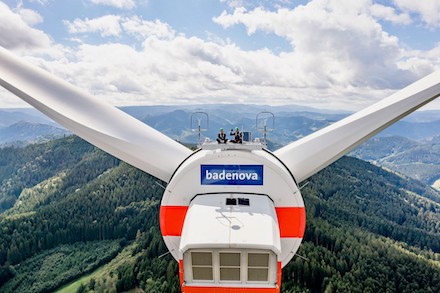 Gute Aussichten für die Windkraft: badenova-Vorstand Heinz-Werner Hölscher (im Bild rechts) verschafft sich einen Überblick.