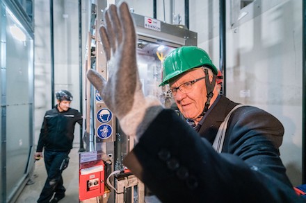 Ministerpräsident Winfried Kretschmann besichtigt eine der vier Windkraftanlagen am Hohenlochen.