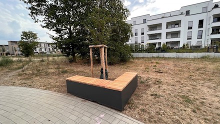 Neu-Isenburg testet eine als Sitzbank getarnte, intelligente Bewässerungslösung für Jungbäume.