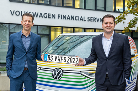 Christian Dahlheim, CEO der Volkswagen Financial Services AG (l.), und Oberbürgermeister Thorsten Kornblum.