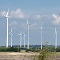 Windräder vor dem Kraftwerk Jänschwalde in der Lausitz.
