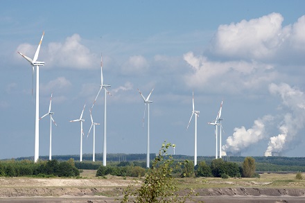 Windräder vor dem Kraftwerk Jänschwalde in der Lausitz.
